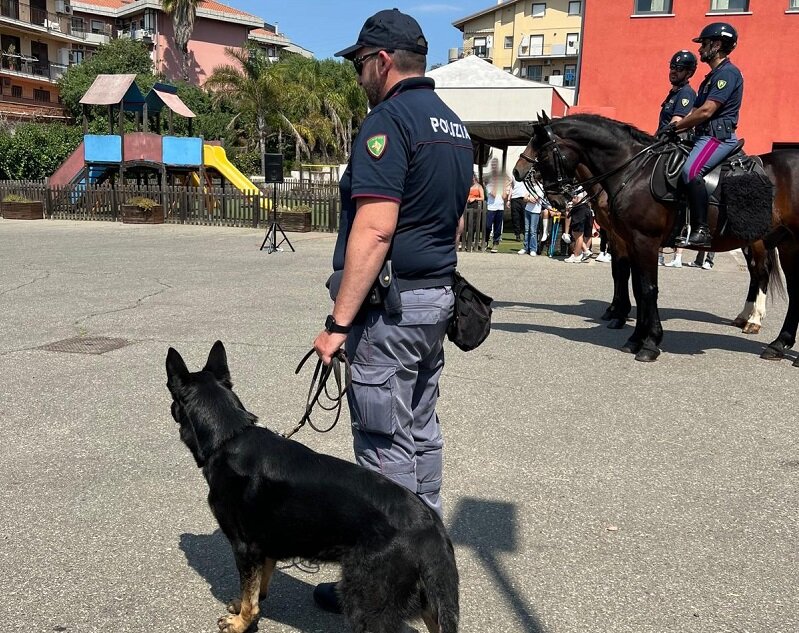 Gli alunni dell’I.C. Campus Don Bosco incontrano i poliziotti della squadra a cavallo e della squadra cinofili della Polizia di Stato