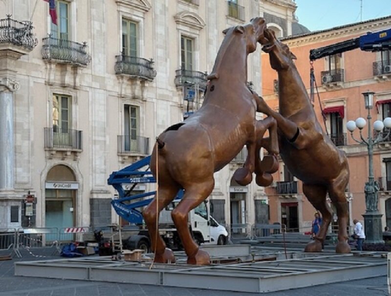 Piazza Universit&agrave; accoglie i 'Fighting Horses' di Arturo Di Modica
