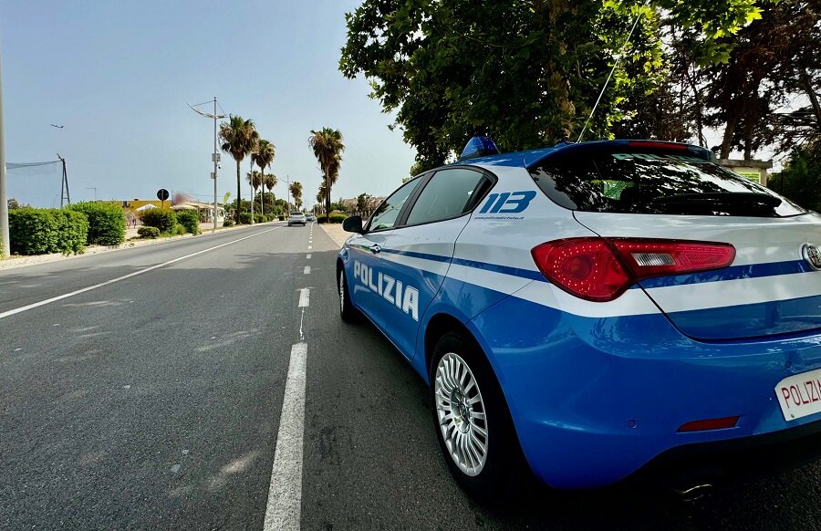 Polizia di Stato arresta ladro seriale mentre prova a rubare a bordo dell’auto noleggiata da due turisti