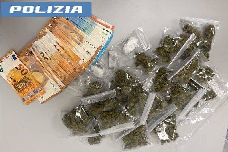 giovane-pusher-arrestato-dalla-polizia-di-stato-aveva-dosi-di-hashish-e-marijuana-e-2.000-euro-in-contanti.jpeg giovane-pusher-arrestato-dalla-polizia-di-stato-aveva-dosi-di-hashish-e-marijuana-e-2.000-euro-in-contanti.jpeg