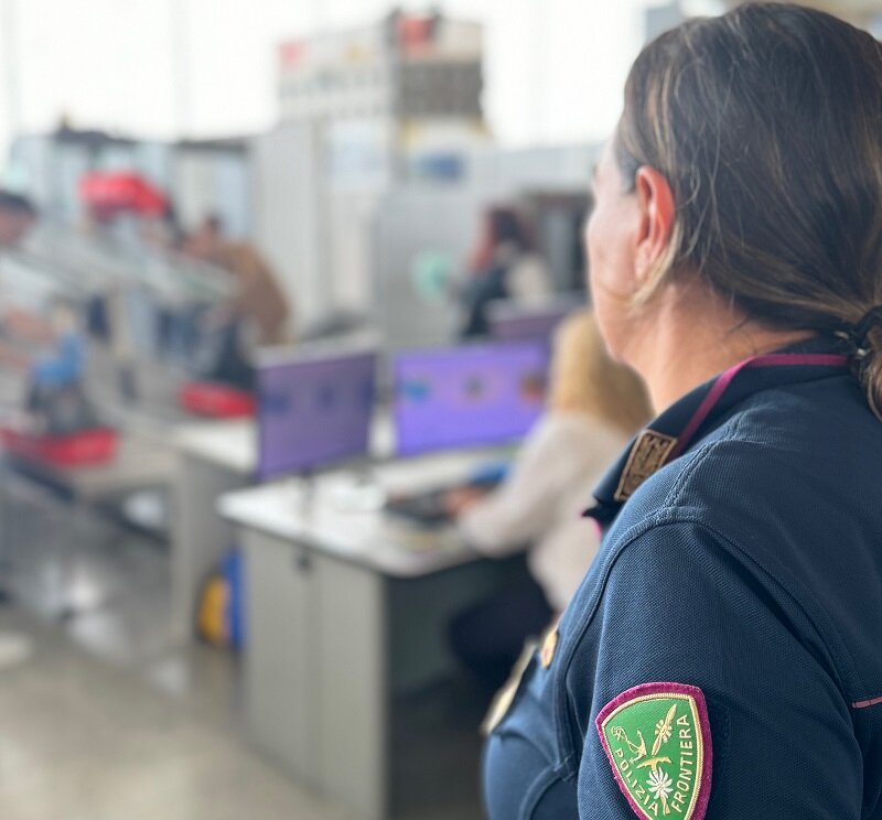 A corto di carica nel cellulare, ruba il power bank della collega in aeroporto