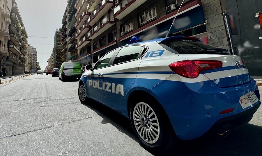 Ruba vestiti da un negozio e poi scappa