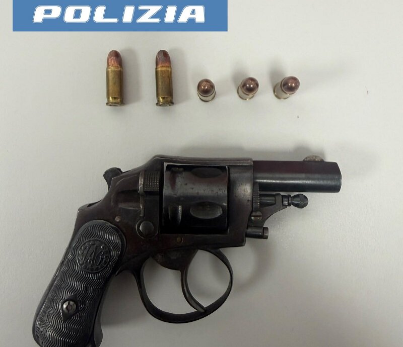 Con una pistola rifornita di cartucce in giro a San Cristoforo, arrestato dalla Polizia di Stato