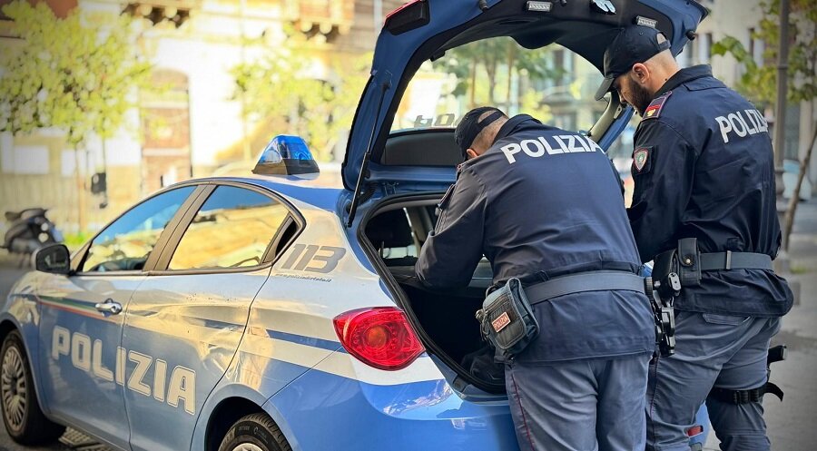 Ruba occhiali da sole per 1200 euro e li nasconde sotto la giacca