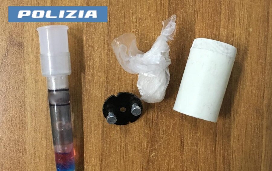 Alla guida di una moto rubata con una dose di cocaina in tasca