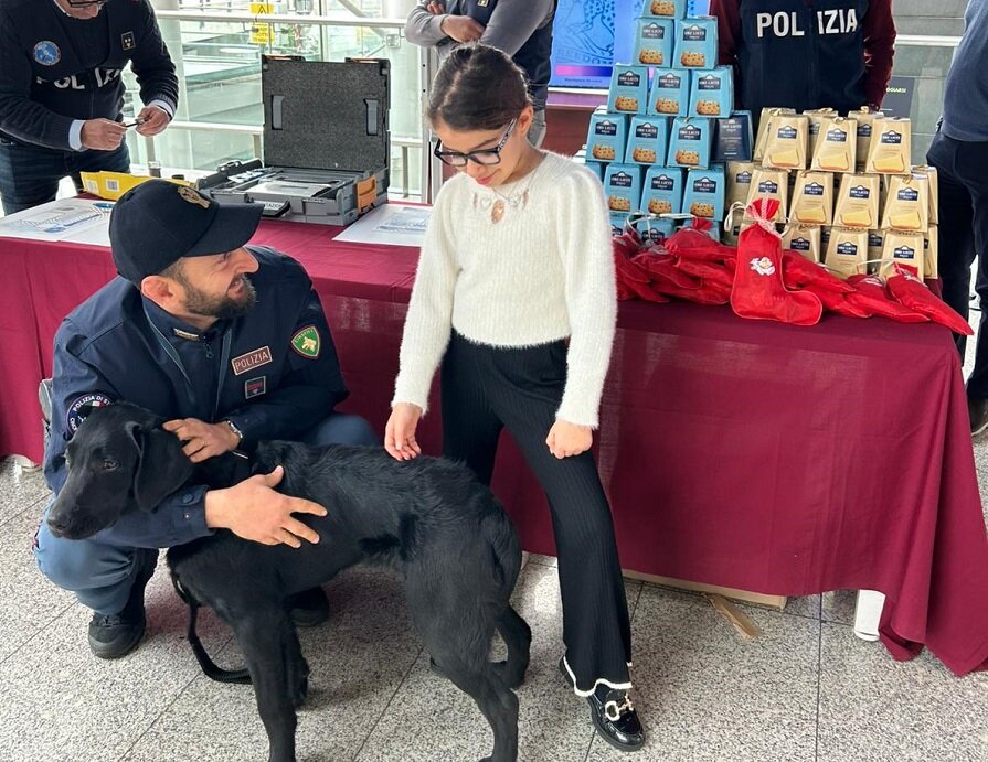 Festa dell&rsquo;Epifania, i poliziotti accolgono i passeggeri all'Aeroporto Bellini