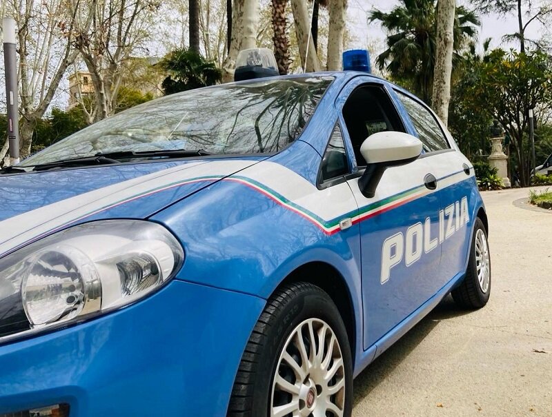 Minacciano un passante con un coltello per rubargli il cellulare Minacciano un passante con un coltello per rubargli il cellulare