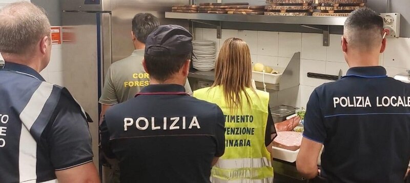 Controlli della Polizia di Stato in un’azienda di ristorazione nella Zona Industriale, prodotti non tracciati e 10 casi di lavoro nero