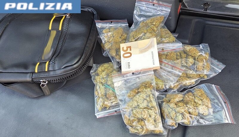 Sorpreso a spacciare in un parcheggio da un poliziotto libero dal servizio