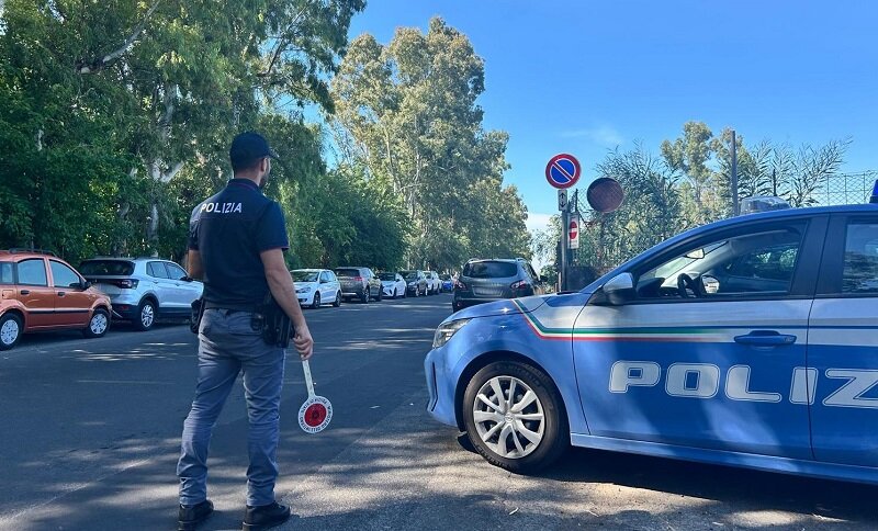 Circola a bordo di una macchina rubata e con targhe contraffatte