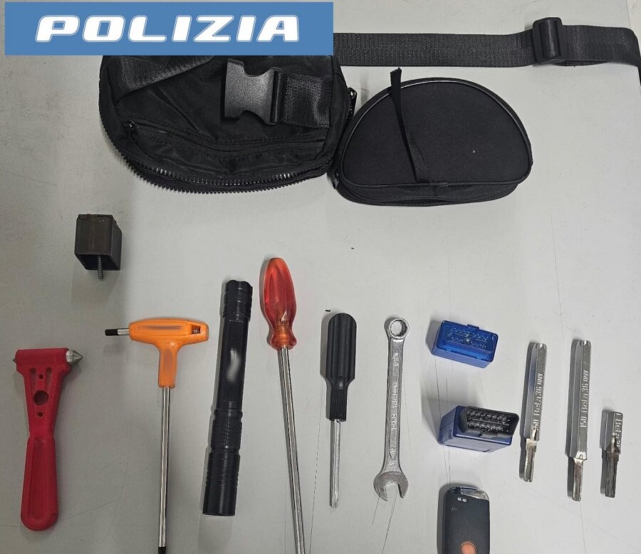 Fermati dalla Polizia di Stato con attrezzi da scasso e dispositivi utilizzati per bypassare le centraline