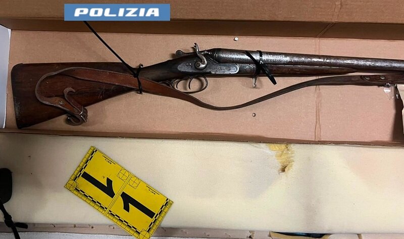 Fucile, cartucce e munizioni sotto ad un vecchio divano nel garage