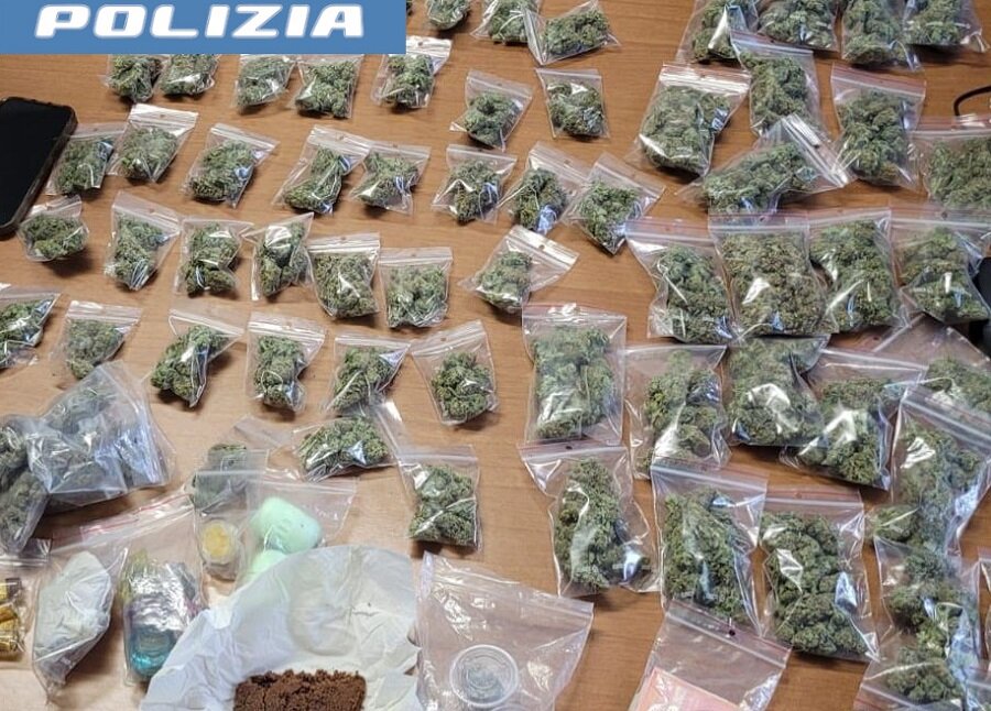 Oltre 600 grammi di droga nello zaino, arrestati due giovani pusher incensurati