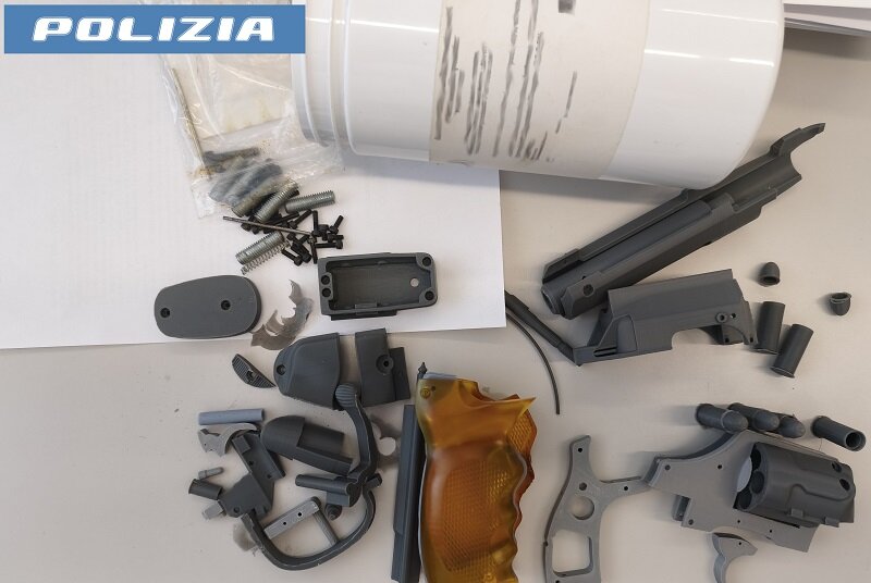--scoperto-dalla-polizia-di-stato-un-laboratorio-di-“armi-fantasma”-e-di-stupefacenti-a-san-giovanni-la-punta-arrestato-27enne-catanese-1.jpeg --scoperto-dalla-polizia-di-stato-un-laboratorio-di-“armi-fantasma”-e-di-stupefacenti-a-san-giovanni-la-punta-arrestato-27enne-catanese-1.jpeg