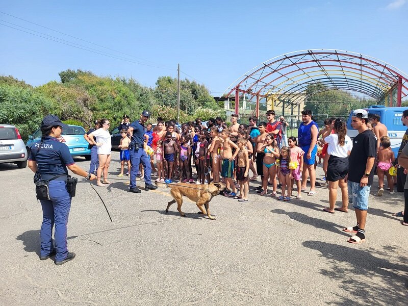 I bambini della comunità di Sant’Egidio incontrano la Polizia di Stato nella Colonia “Don Bosco”