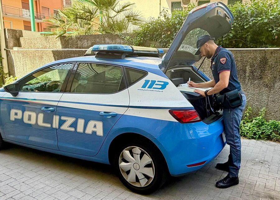 Pedala scalzo e senza casco in tangenziale Pedala scalzo e senza casco in tangenziale