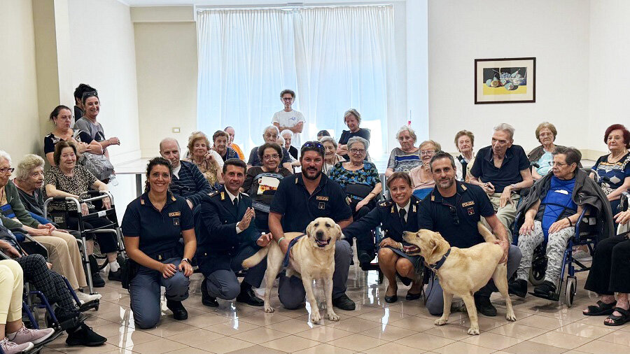 Giornata internazionale delle persone anziane e festa dei nonni, i poliziotti della Questura di Catania incontrano gli anziani di una struttura assistenziale etnea