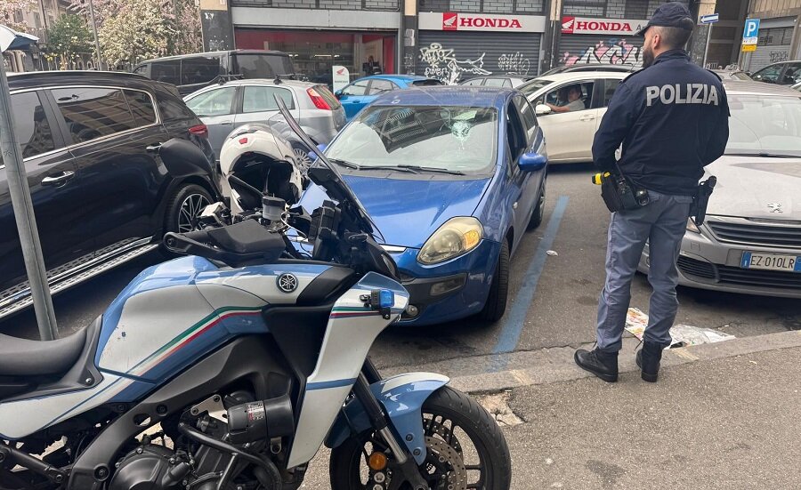 Distrugge i vetri delle auto in sosta rubando all&rsquo;interno dei veicoli
