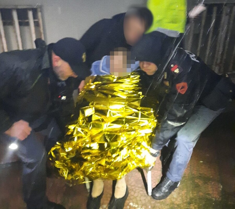 Poliziotti in campo per garantire assistenza e sicurezza ai cittadini durante il Ciclone Harry,
