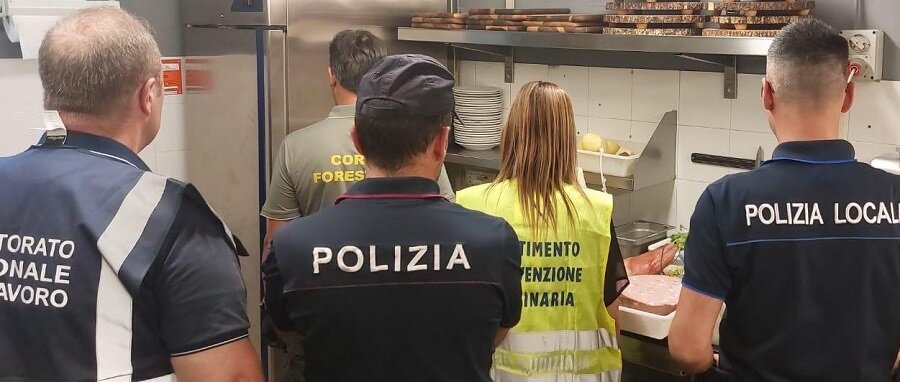 Sospese attività di un ristorante e una trattoria del Centro per lavoro nero e gravi carenze igieniche