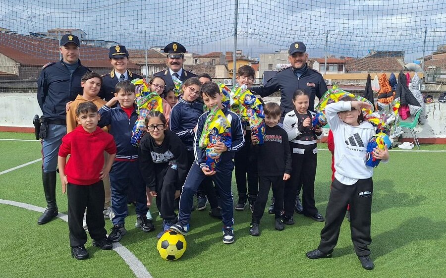 Polizia di Stato consegna le uova di cioccolato ai bambini all&rsquo;associazione Stella Polare in occasione della Pasqua