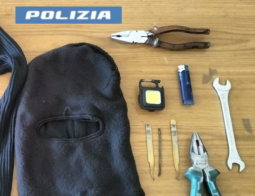 Individuato vicino ad un condominio con passamontagna e arnesi per scassinare nascosti nel borsello