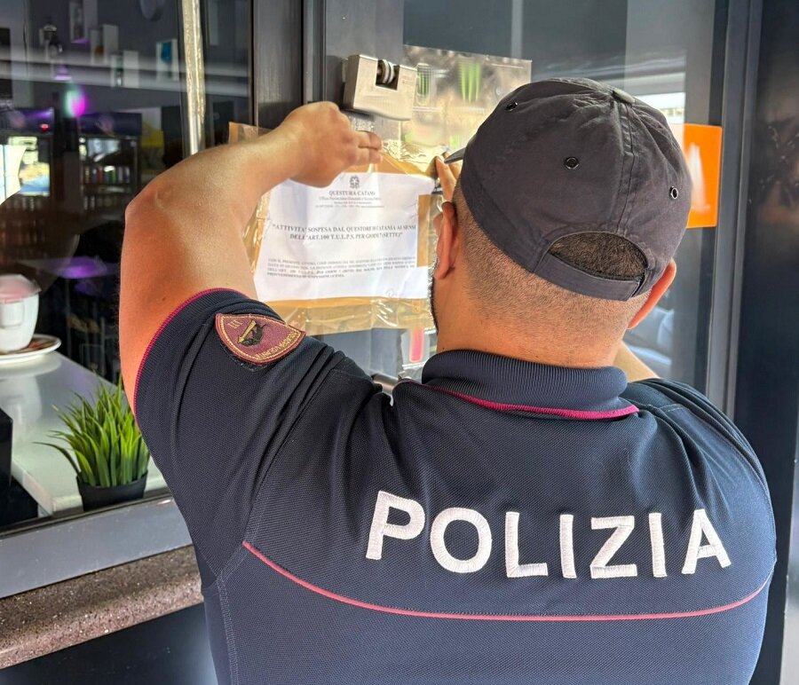 sospesa-dalla-polizia-di-stato-per-sette-giorni-l’attivita’-di-un-bar-di-via-messina-diventato-ritrovo-abituale-di-pregiudicati-1.jpeg sospesa-dalla-polizia-di-stato-per-sette-giorni-l’attivita’-di-un-bar-di-via-messina-diventato-ritrovo-abituale-di-pregiudicati-1.jpeg