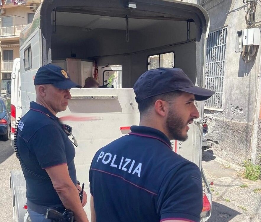 Scoperti e sequestrati dalla Polizia di Stato tre pony nascosti all&rsquo;interno di un immobile pericolante a San Cristoforo
