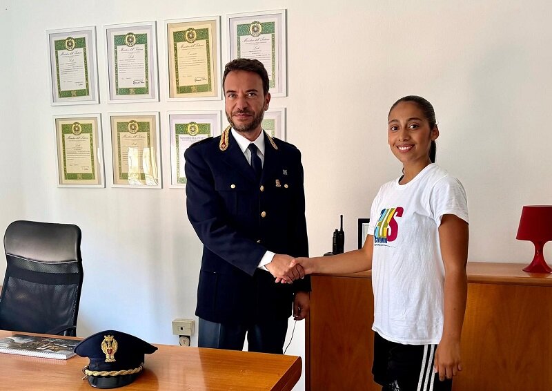 Trova 500 euro allo sportello bancario e li consegna alla Polizia di Stato
