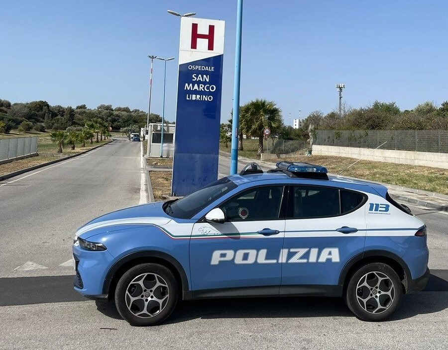 Aggredisce la convivente con pugni alla schiena