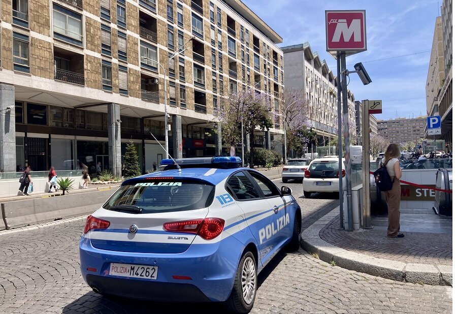 Ladro di merendine in azione al supermercato