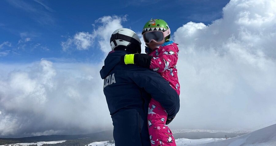 Rimane bloccata sulla neve insieme ai genitori, bambina impaurita aiutata dai poliziotti