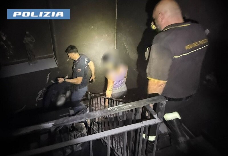 Famiglie con anziani intrappolati in un condominio in fiamme, la Polizia di Stato li salva entrando nel palazzo invaso dal fumo