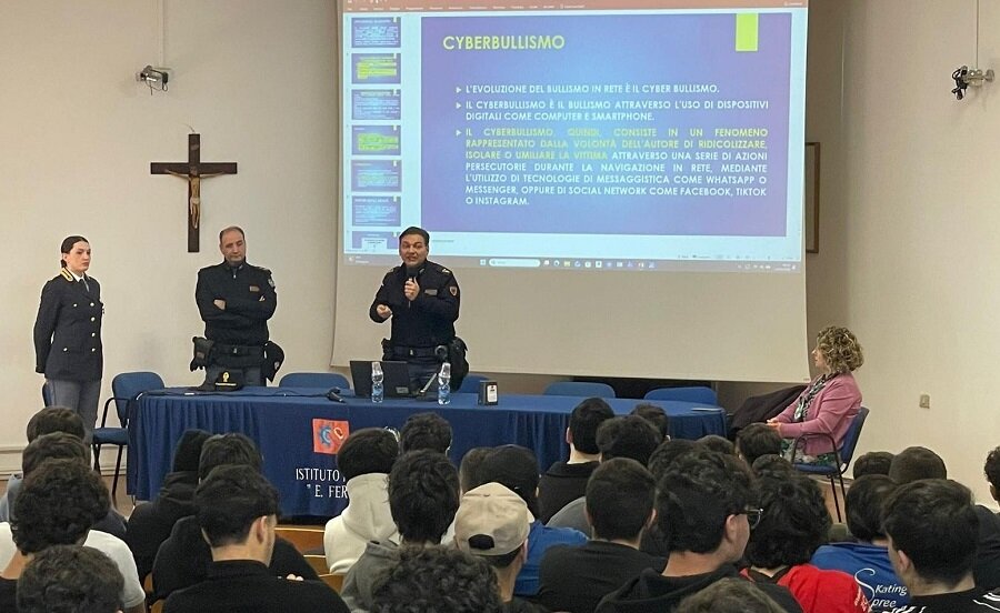 I consigli pratici della Polizia di Stato agli studenti dell’Istituto Fermi-Guttuso di Giarre