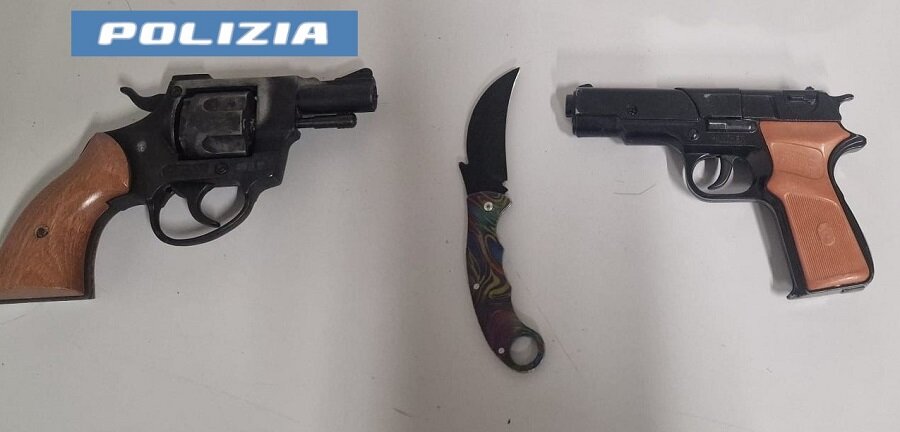 Minacciano con una pistola un gruppo di coetanei