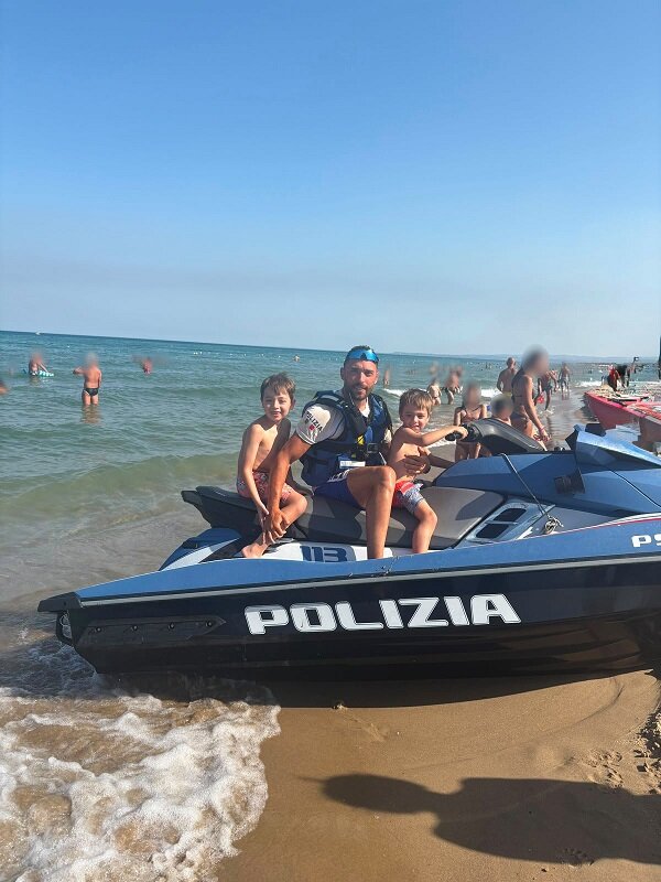--pattugliamento-delle-“volanti-del-mare”-della-polizia-di-stato-dalla-playa-alla-scogliera-irregolarita’-in-4-lidi-e-navigazione-sotto-costa.-sanzioni-per-8.500-euro-2.jpeg