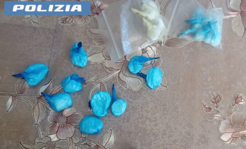 Continuava a spacciare dalla sua abitazione dove era ai domiciliari