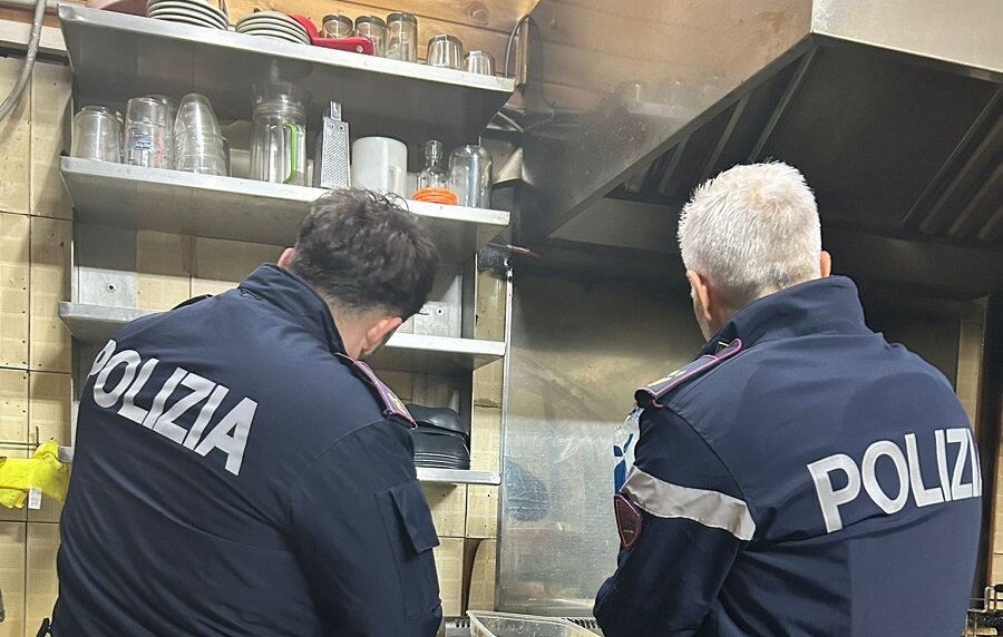 Controlli della Polizia di Stato in un bar di Giarre e in un caseificio di Mascali