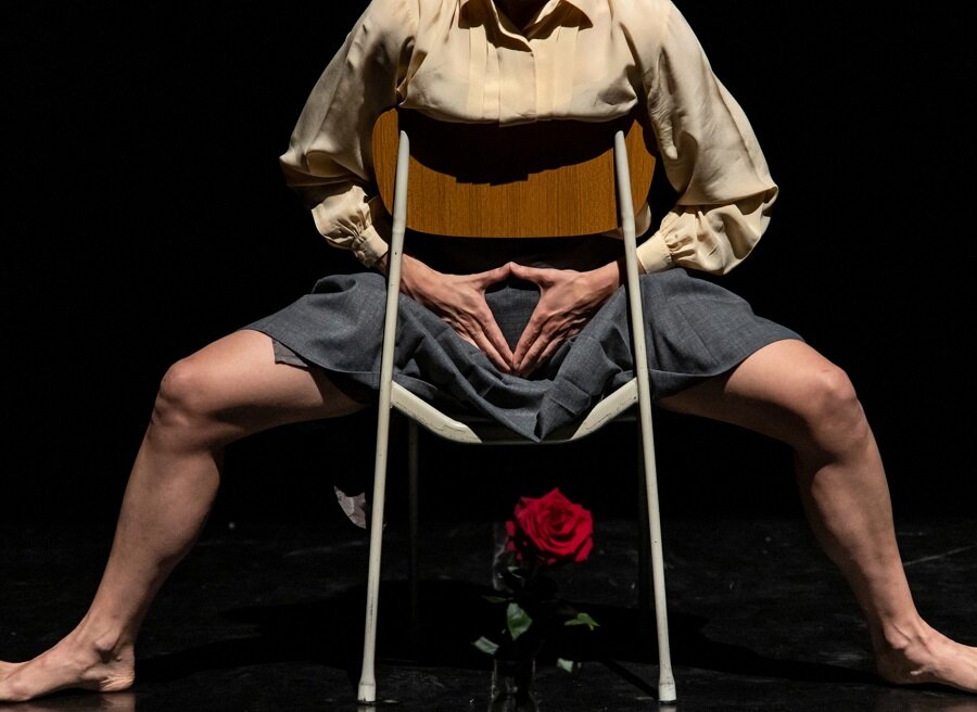 A Zo di Catania l'8 marzo una donna fragile che cuce A Zo di Catania l'8 marzo una donna fragile che cuce