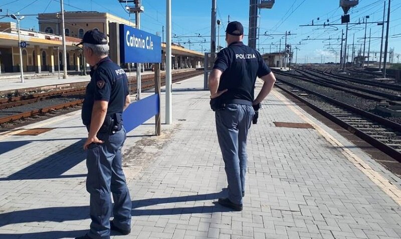 Imbrattamenti di convogli ferroviari all’interno dello scalo etneo