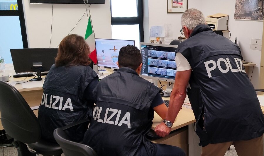 In attesa del volo ruba un paio di occhiali da sole e un profumo In attesa del volo ruba un paio di occhiali da sole e un profumo