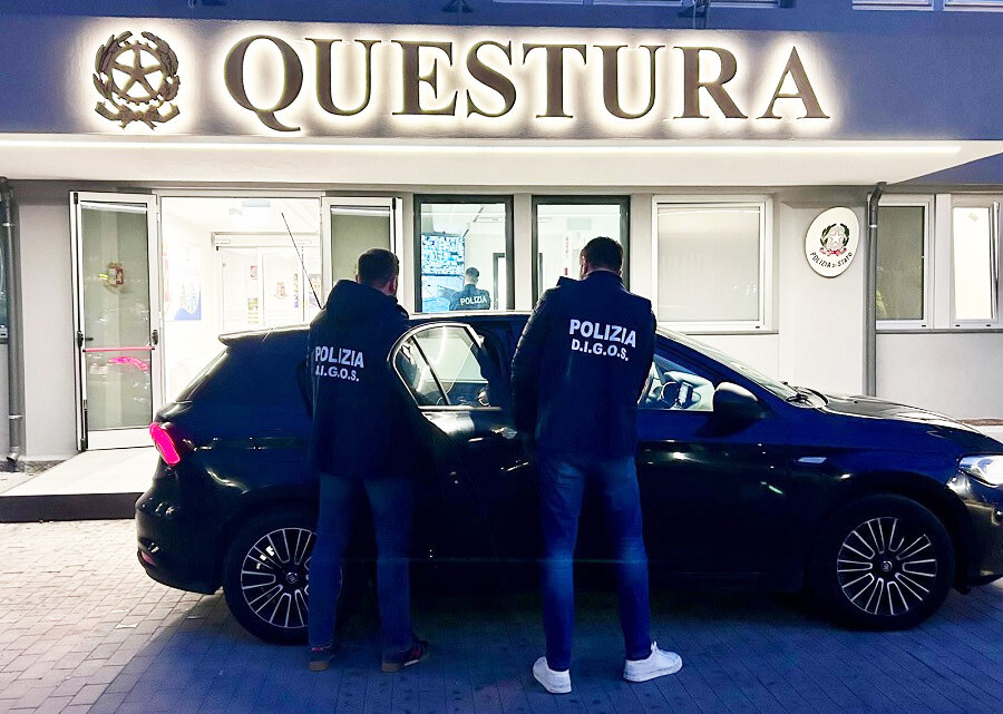 La Polizia di Stato ha arrestato due ultras che durante l&rsquo;incontro di calcio Catania-Ascoli hanno lanciato bombe carta sul terreno di gioco