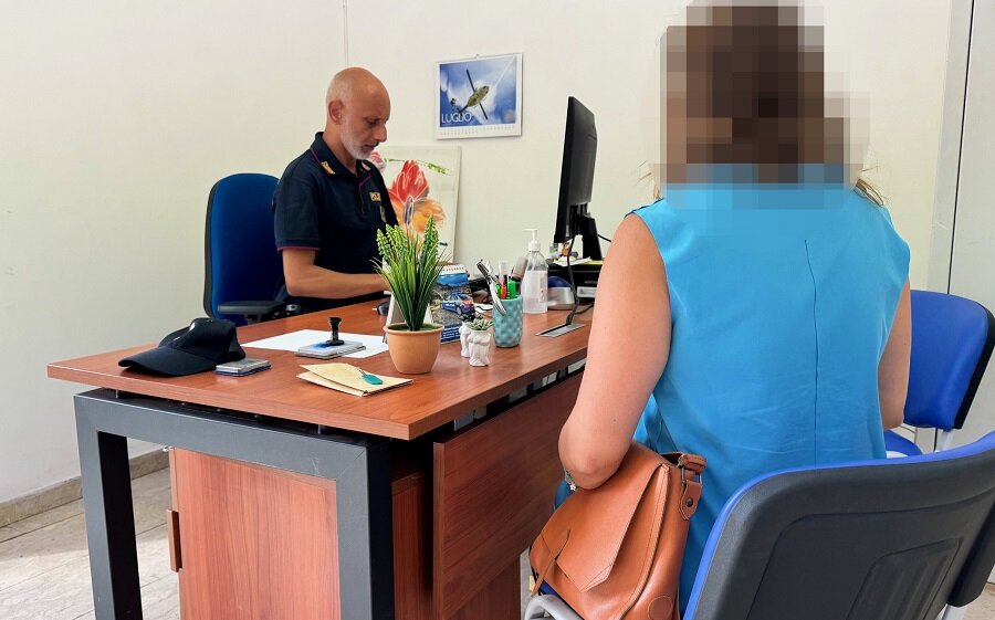 aggredisce-la-moglie-davanti-ai-quattro-figli-minori-straniero-50enne-arrestato-dalla-polizia-di-stato.-le-violenze-registrate-dalle-videocamere-presenti-in-casa.jpeg aggredisce-la-moglie-davanti-ai-quattro-figli-minori-straniero-50enne-arrestato-dalla-polizia-di-stato.-le-violenze-registrate-dalle-videocamere-presenti-in-casa.jpeg