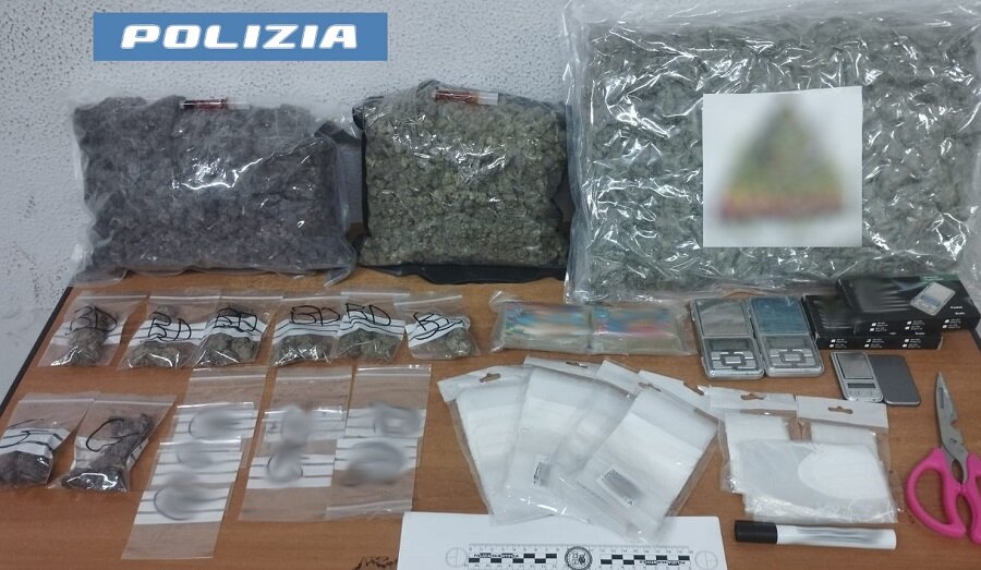 Corriere della droga arrestata nel quartiere di Nesima dalla Polizia di Stato Corriere della droga arrestata nel quartiere di Nesima dalla Polizia di Stato