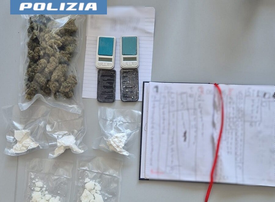 Con la droga in cucina quarantottenne scoperto e arrestato dalla Polizia di Stato Con la droga in cucina quarantottenne scoperto e arrestato dalla Polizia di Stato