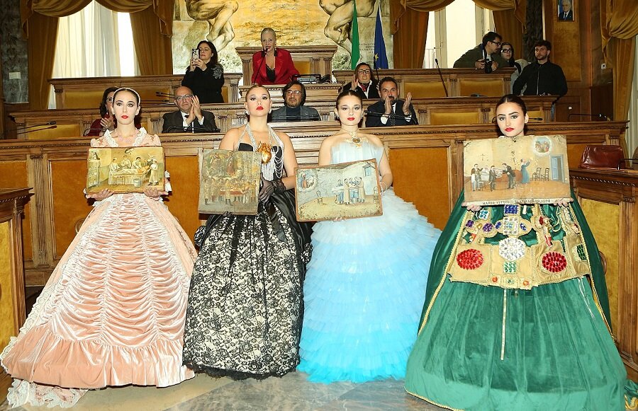 abiti-sfilata-con-ex-voto.jpeg
