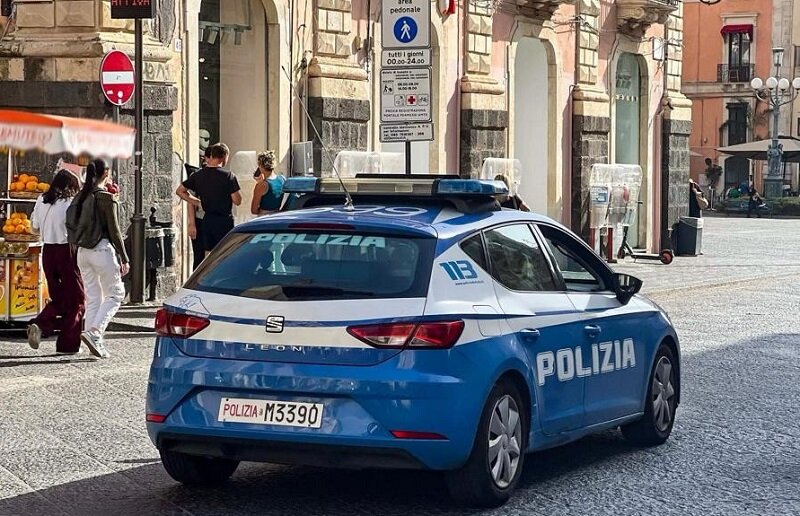 ruba-abiti-di-note-griffe-in-un-grande-magazzino-ladro-27enne-arrestato-dalla-polizia-di-stato.jpeg ruba-abiti-di-note-griffe-in-un-grande-magazzino-ladro-27enne-arrestato-dalla-polizia-di-stato.jpeg