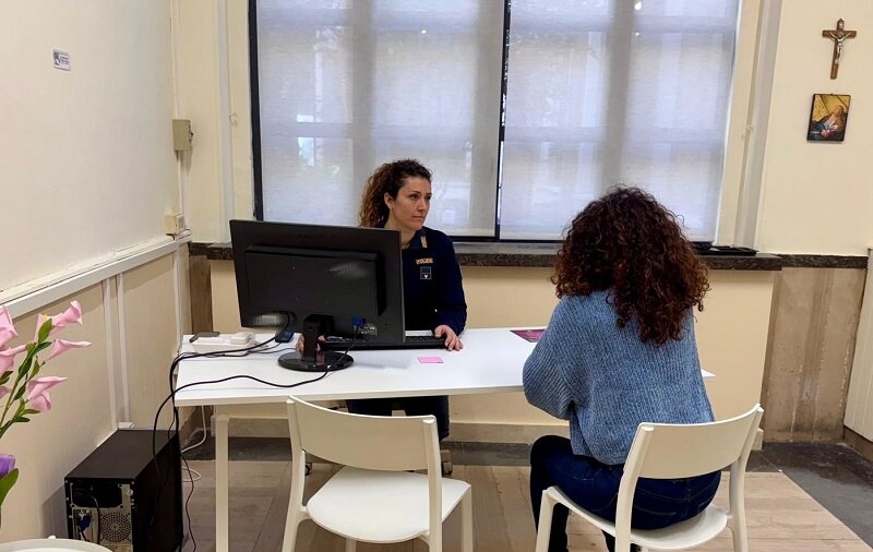 Aggredisce l&rsquo;ex moglie con un pugno in faccia e la minaccia di morte