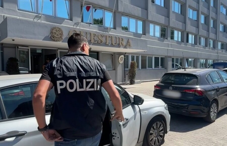 Pusher recidivo fermato dalla Polizia di Stato in strada