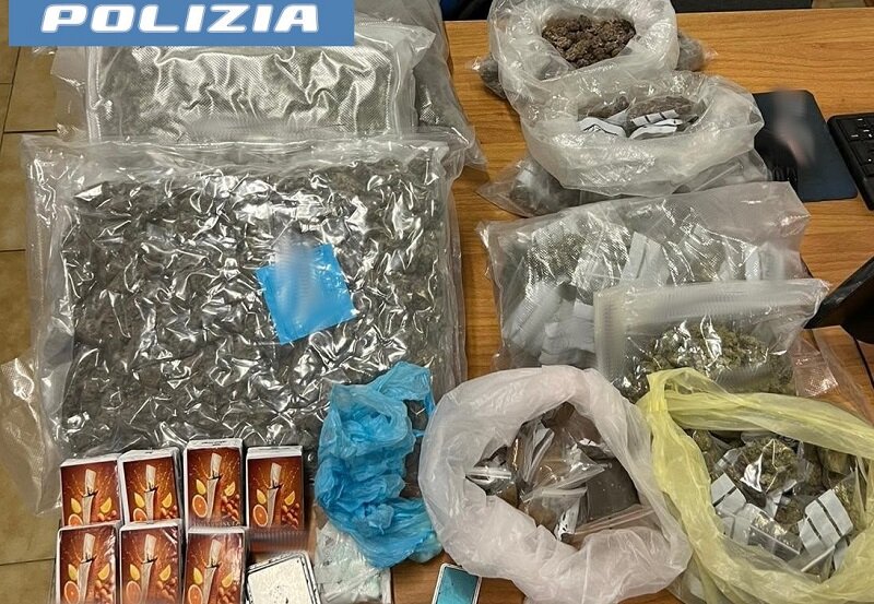 Nascondeva nel soggiorno oltre 5 chili di marijuana, hashish e cocaina
